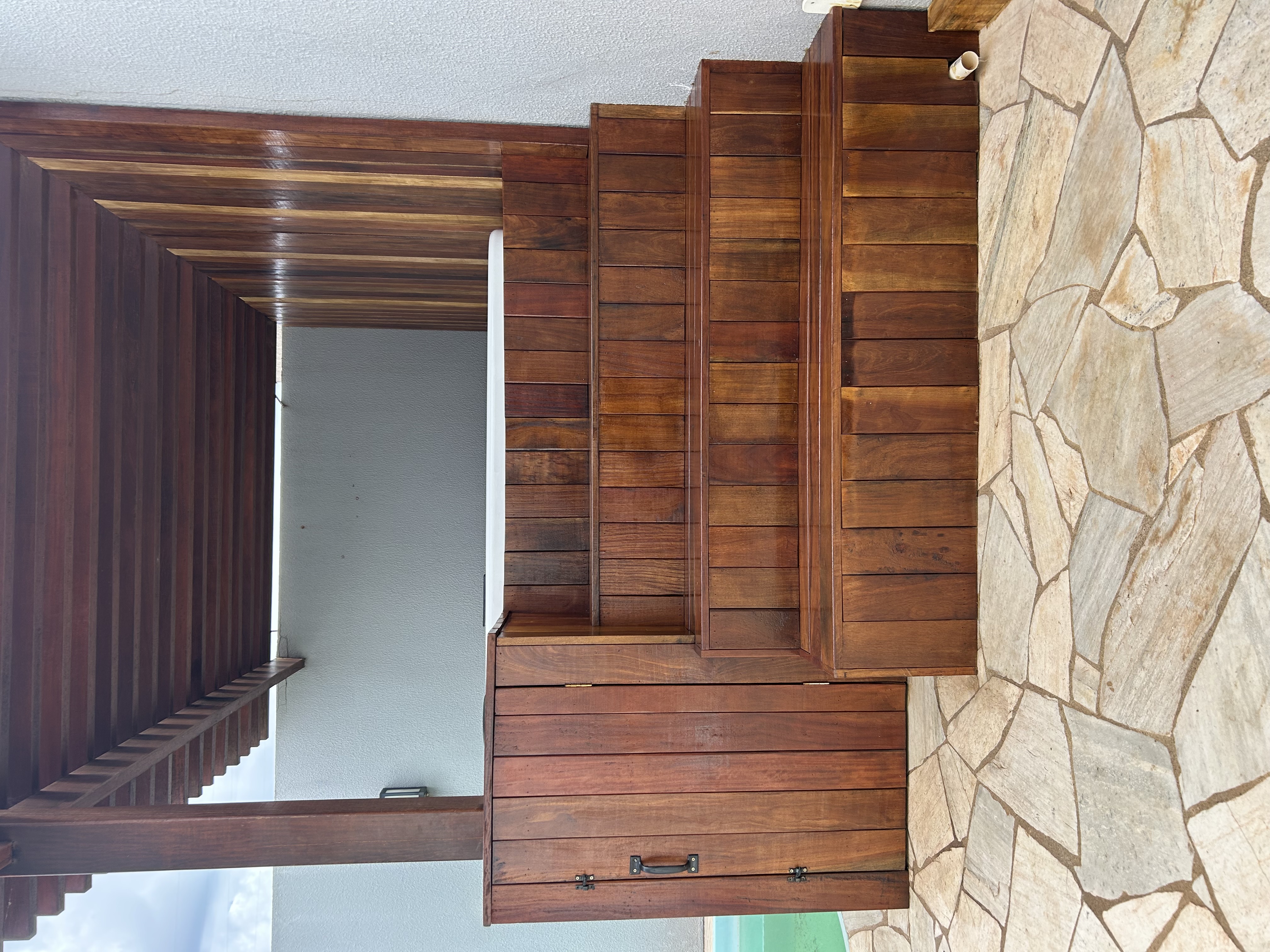 Deck com piscina em madeira