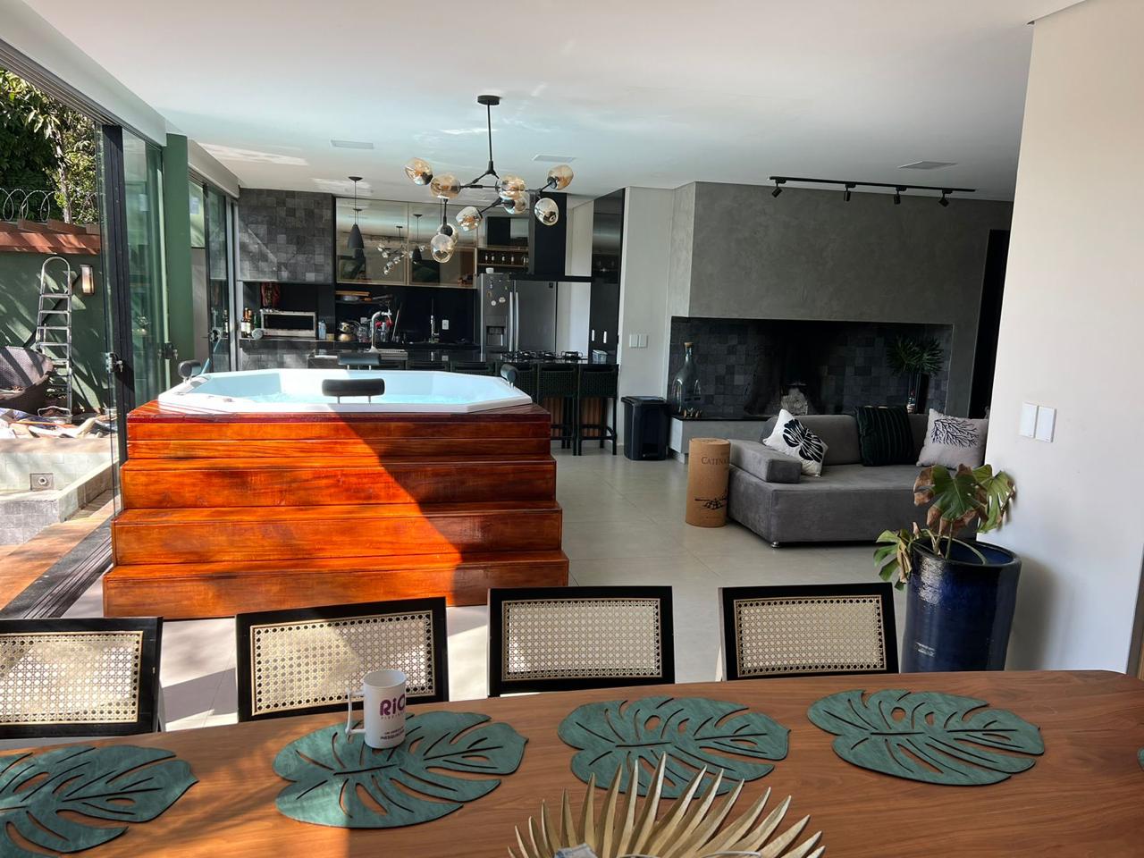 Deck gourmet com spa e área de convivência