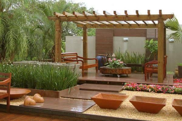 Pergolado com jardim e área de descanso